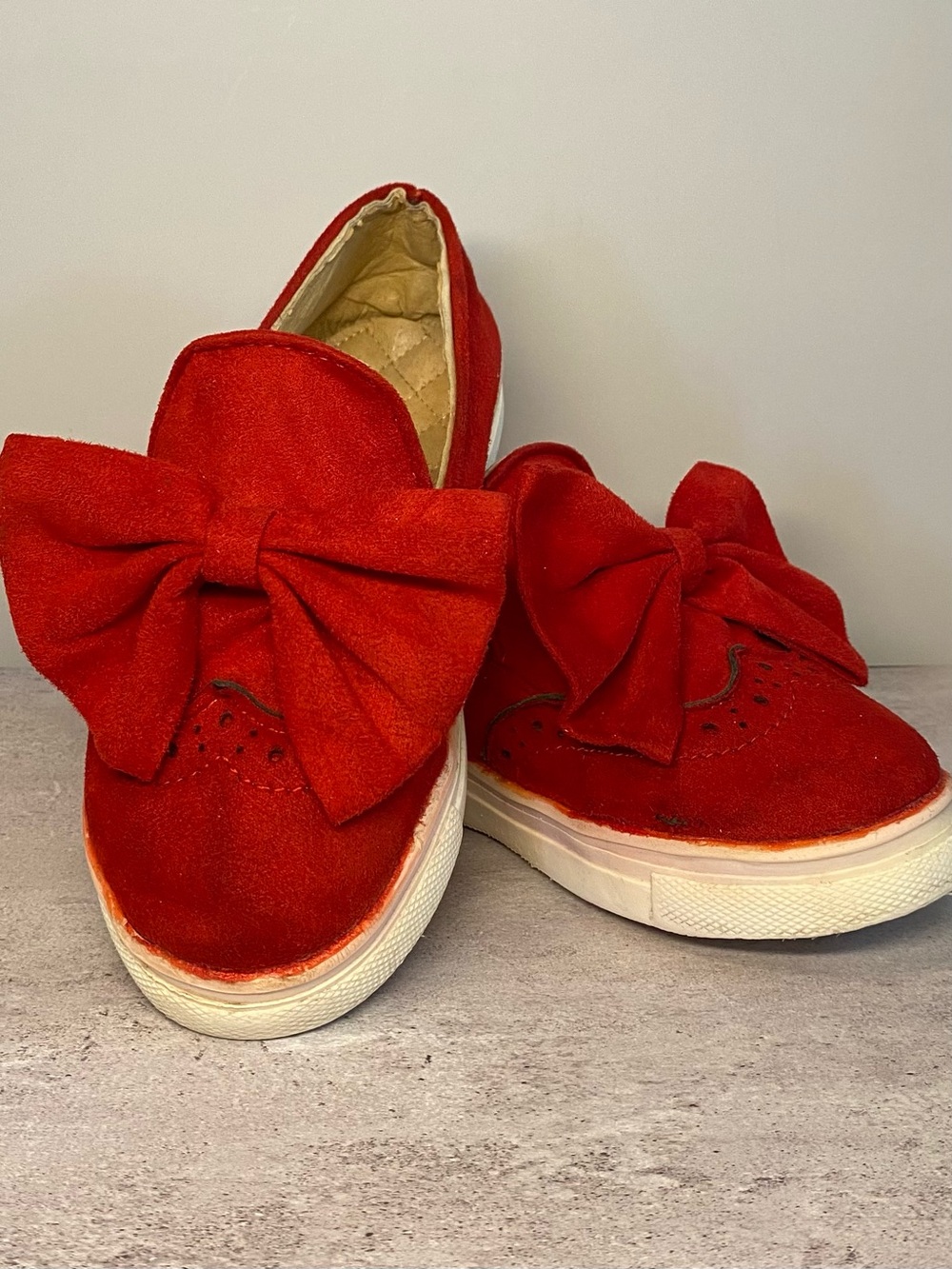 Girl’s Faux Suede Slip On Bow Loafer With Wing-Tip Detail Size 10.5 (EU 27)